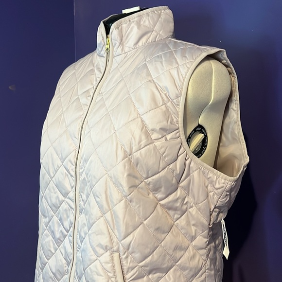 Old Navy Diamond Quilted Lightweight Zip Up Vest (NWT) - Picture 6 of 13